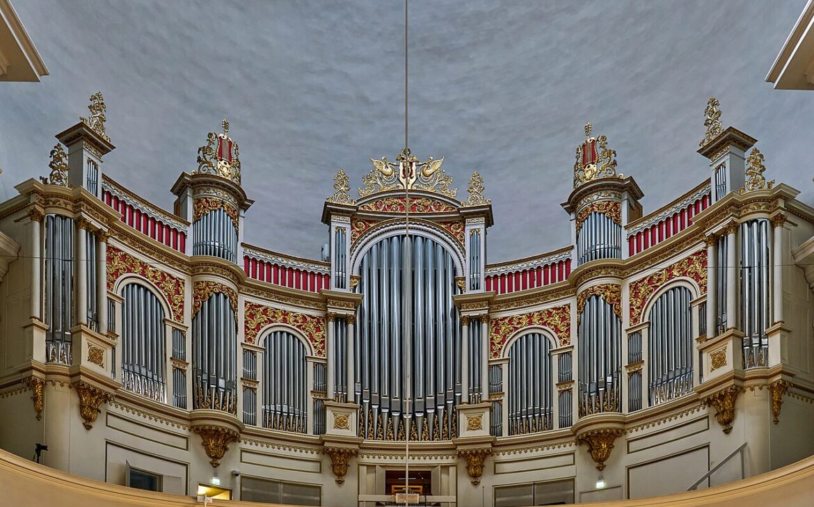 0140 FIN Helsinki Main Lutheran Cathedral organ V-P.jpg